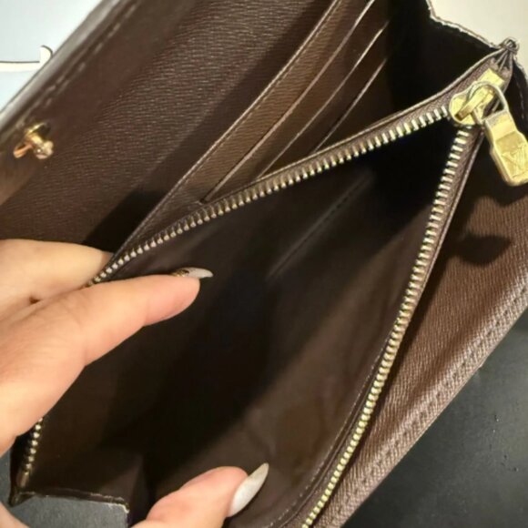 LV010. Louis Vuitton, Damier Ebene Sarah Wallet - Picture 2 of 4